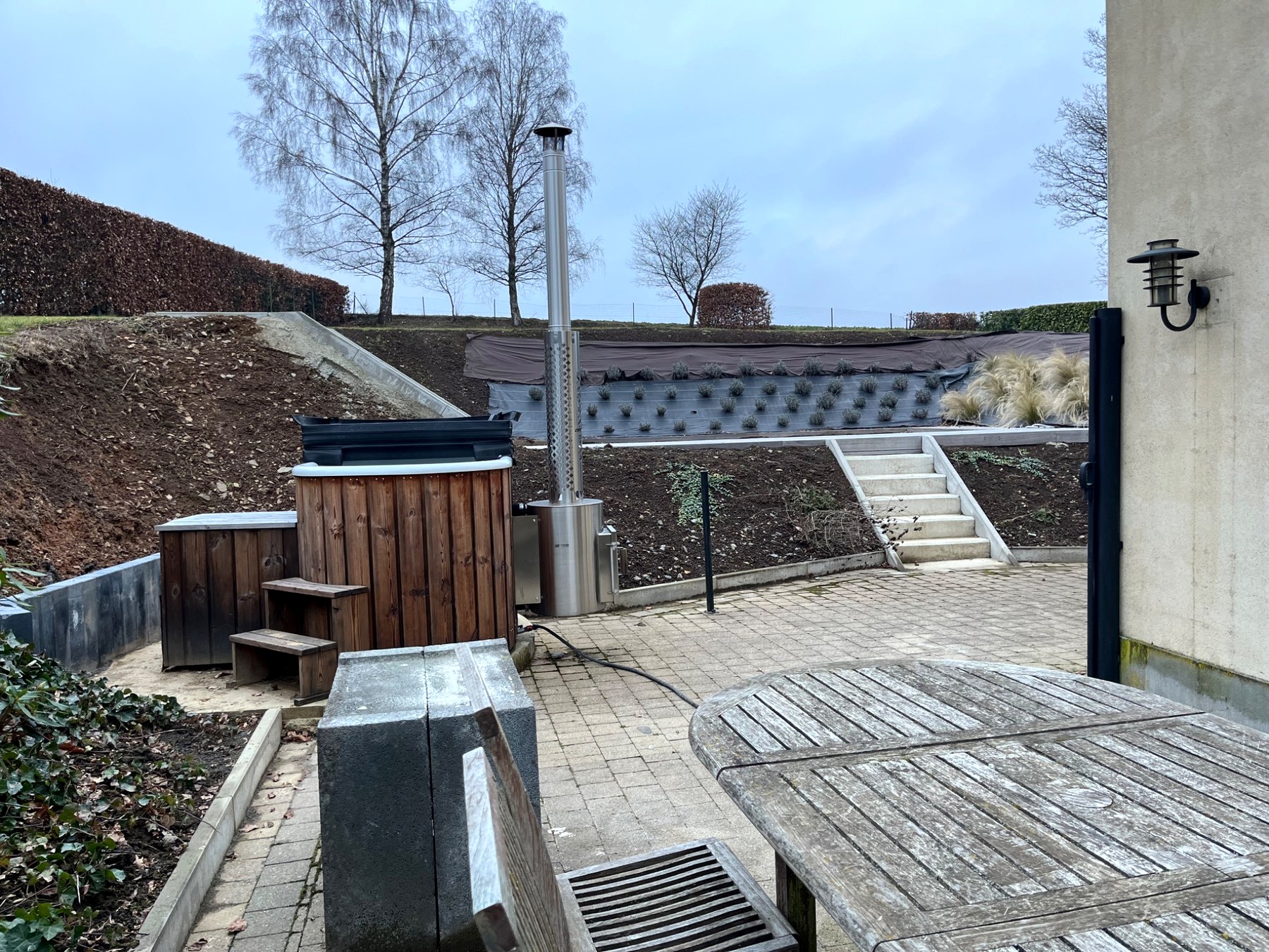 Terras en tuin met hybride hottub