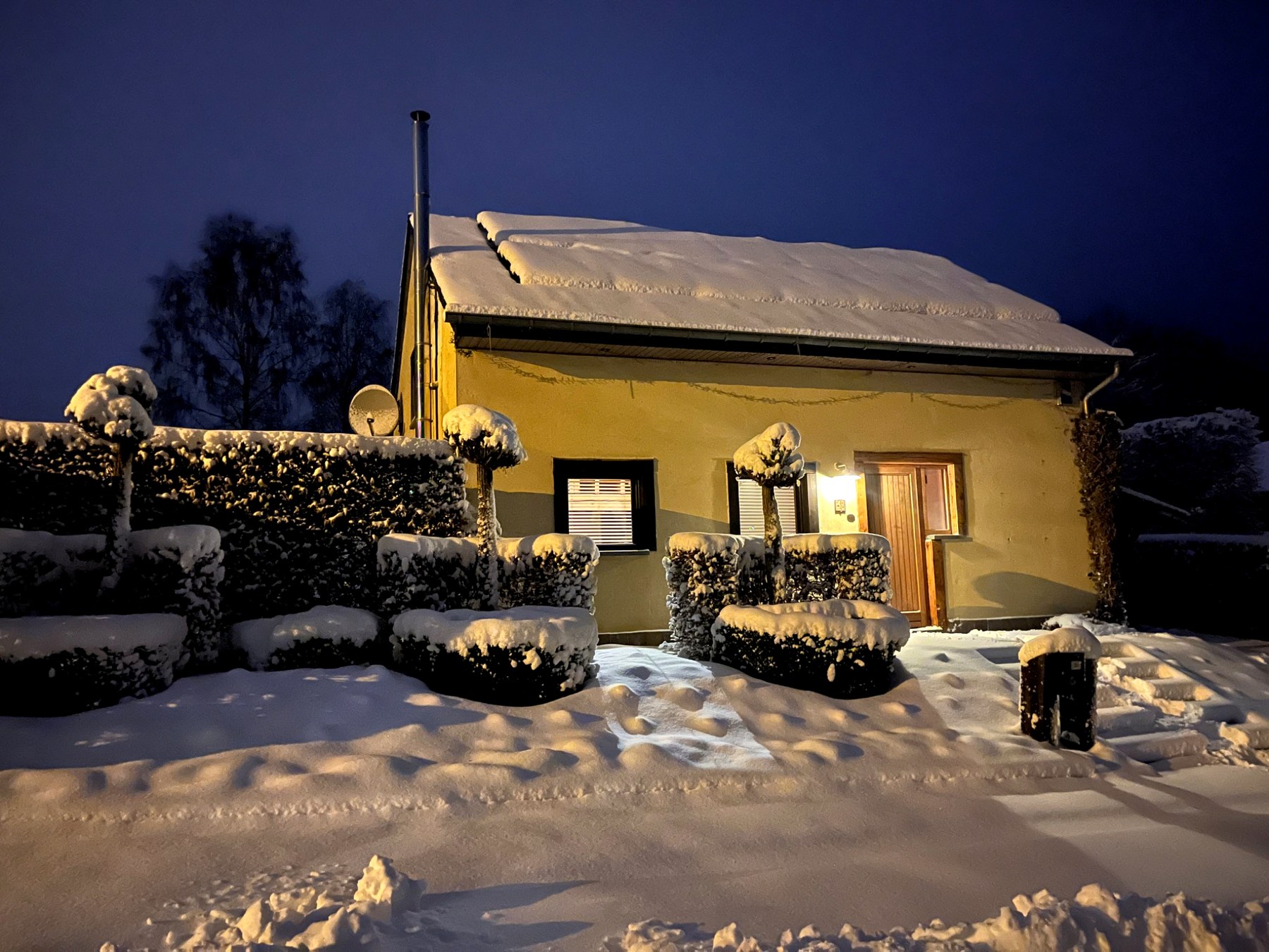 Voorgevel in winterse sfeer